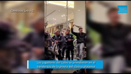 Los jugadores del Lobo se prendieron en el  banderazo de la previa del clásico platense
