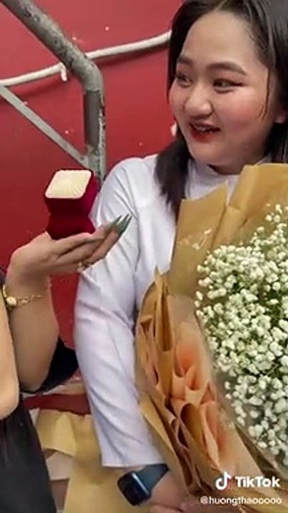 Có gì tặng đó: Cô bạn được bạn thân là chủ tiệm vàng tặng chiếc nhẫn to đùng trong ngày tốt nghiệp