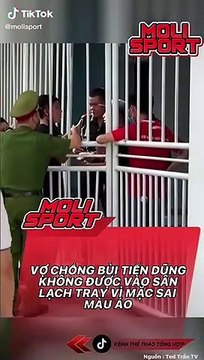 Vợ chồng cầu thủ Bùi Tiến Dũng không được vào sân xem thi đấu chỉ vì mặc sai màu áo