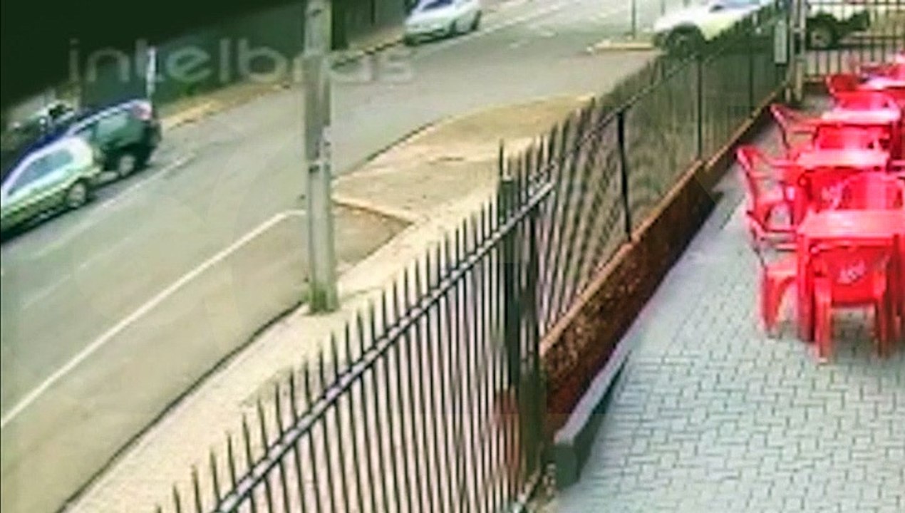 Veja momento em que Fiat Uno e Fiat Palio colidem no Centro