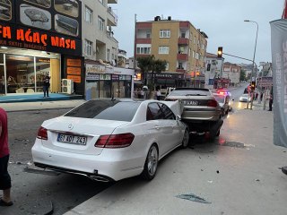 Ümraniye'deki trafik kazasında 2 kişi yaralandı