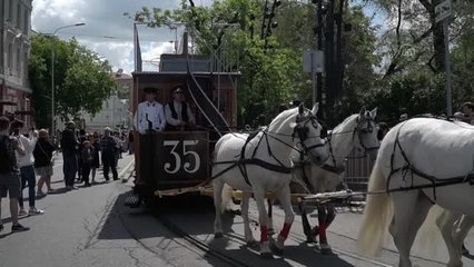 Moskova'da retro ulaşım araçlarının geçit töreni