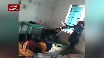 Viral Video: बिहार -क्लास में टीचर ले रही है नींद, बच्चे कर रहे हैं पंखे से हवा, वीडियो हुआ वायरल