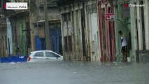 شاهد: أمطار موسمية غزيرة تغرق شوارع كوبا