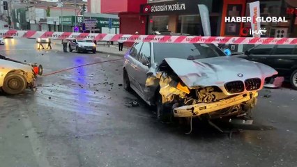 Çarpışan iki otomobil park halindeki araçlara çarptı, ortalık savaş alanına döndü