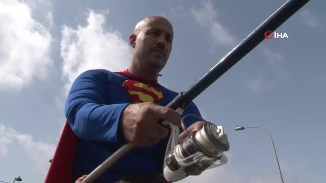 Galata Köprüsü'nde ilginç anlar: Balık tutan Süpermen, çevre kirliliğine dikkat çekti