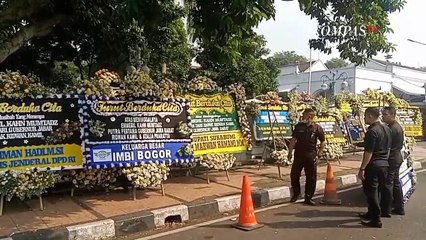 Télécharger la video: Sebelum Takziah, Ridwan Kamil & Istri Sempatkan Diri Temui Warga Bandung di Gedung Pakuan