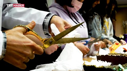 Atık malzemeler asırlık yöntemle kağıda dönüşüyor