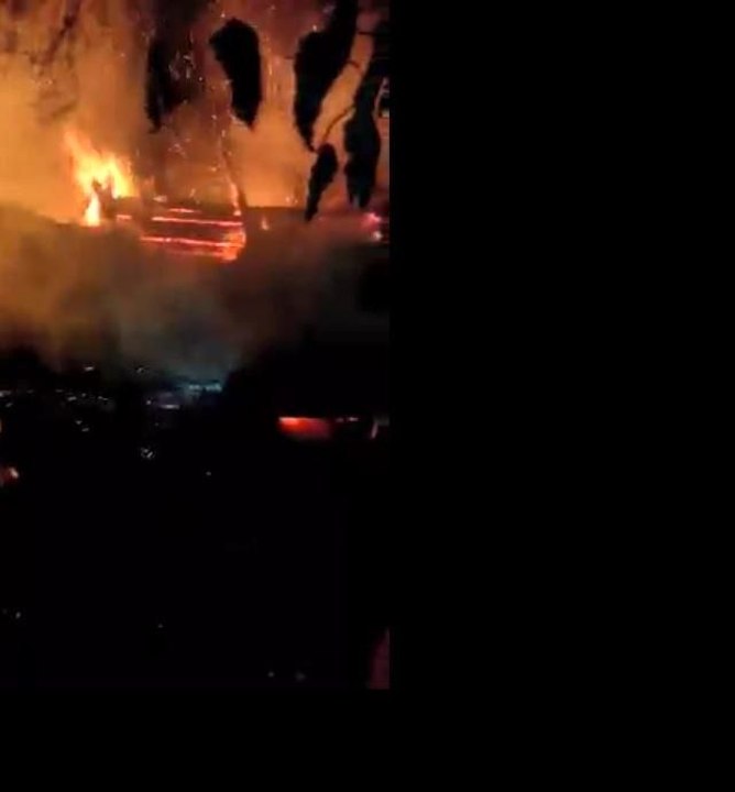 Artvin'de gece çıkan yangında ahır ve samanlık kül oldu