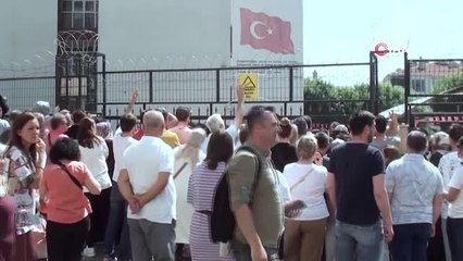 Tekirdağ'da sınav heyecanı: Çocuklarını görmek için tellere tırmandılar