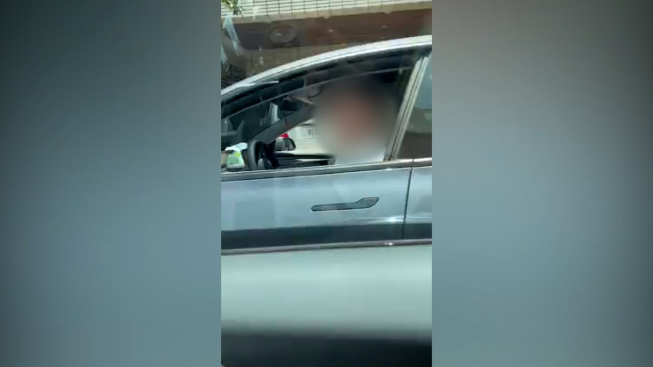 中時標題：特斯拉男：爸爸過世先給我充電 爆糾紛比中指掏槍狂轟畫面曝