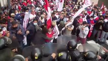 Manifestantes en una protesta contra el Gobierno se enfrentan con la Policía en Lima