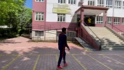 İşitme engelli futbolcu, mezun olduğu lisede geleceğin sporcularını yetiştiriyor