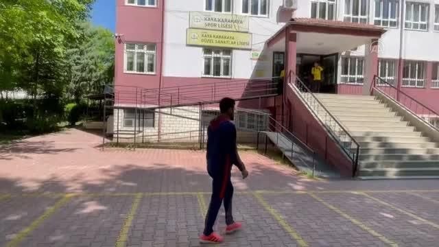 İşitme engelli futbolcu, mezun olduğu lisede geleceğin sporcularını yetiştiriyor