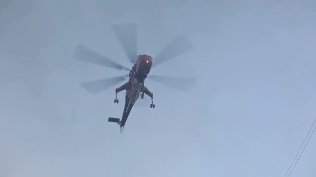 Bomberos luchan contra un virulento incendio a las afueras de Atenas