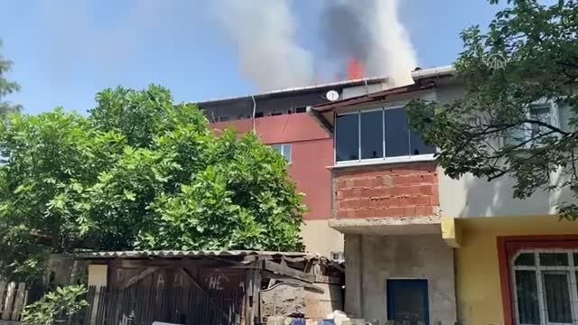 Sancaktepe'de binanın çatısında çıkan yangın söndürüldü