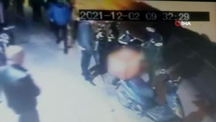 Kavga ettiği gencin iş yerini bastı, önce ateş açtı sonra bıçakladı