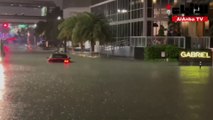 المياه تحاصر السيارات في ميامي الأميركية إثر هطول أمطار غزيرة