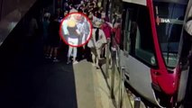 Tramvay durağında yankesicilik yapan 2 kadın yakalandı