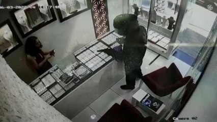 Kuyumcuyu soymaya geldi, korkup kaçtı