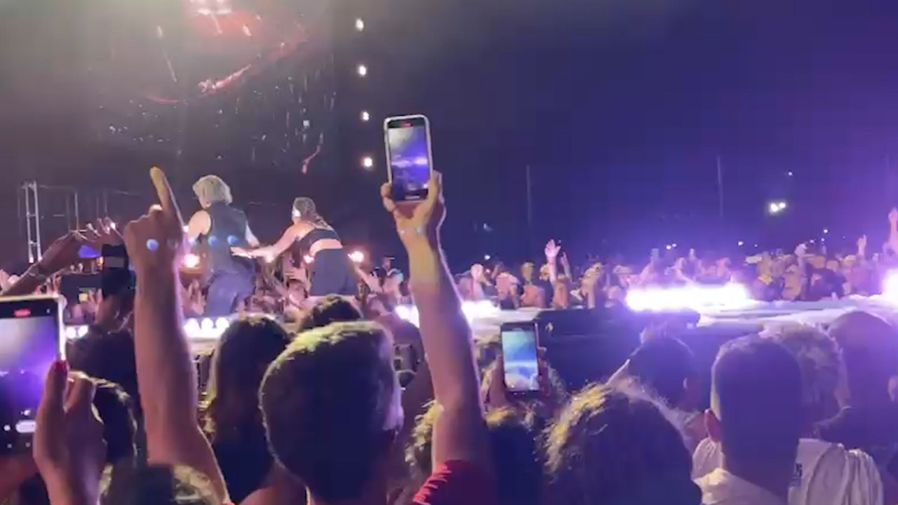 Ligabue Campovolo Ragazza Sale Sul Palco Del Concerto Ecco Cosa