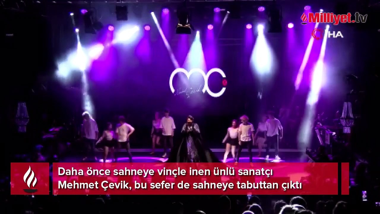 Mehmet Çevik sahneye tabut içinde çıktı
