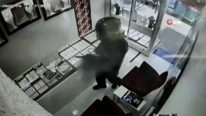 Soyguna gelmişti, korkup kaçtı! İlginç anlar kamerada