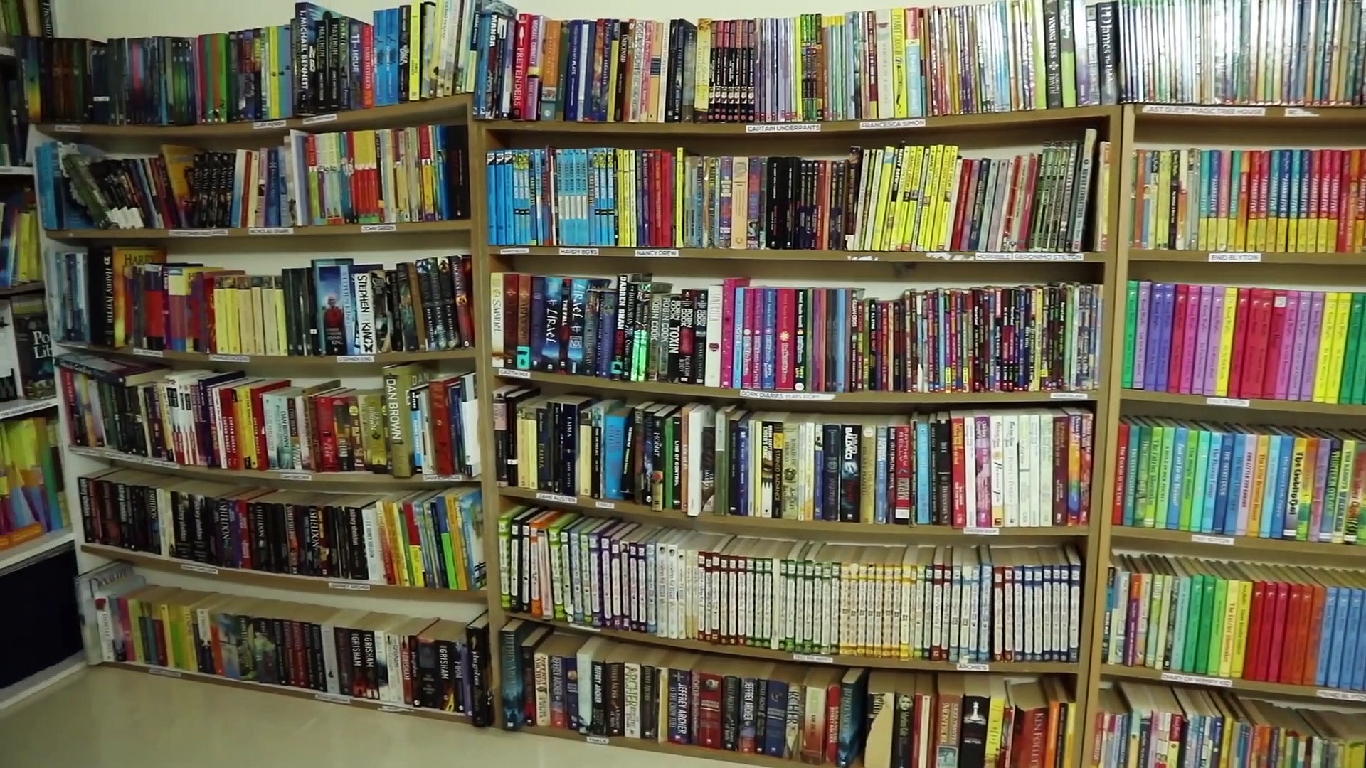 മലബാർ ഗോൾഡ് & ഡയമണ്ട്സ്‌ 'അൻസങ്ങ് ഹീറോസിൽ' കാണാം ഒരു 'ഹോം ലൈബ്രേറിയനെ'