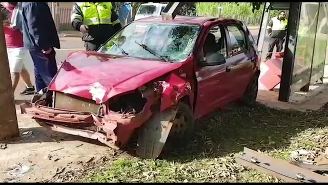 Carro colide e derruba estrutura de ponto de ônibus no Brasília