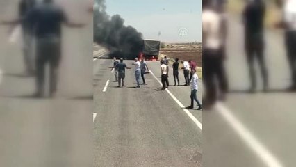 Seyir halindeki tır alev aldı