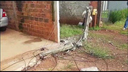 Caminhão da Prefeitura derruba padrão e deixa casa sem energia elétrica, relata moradora