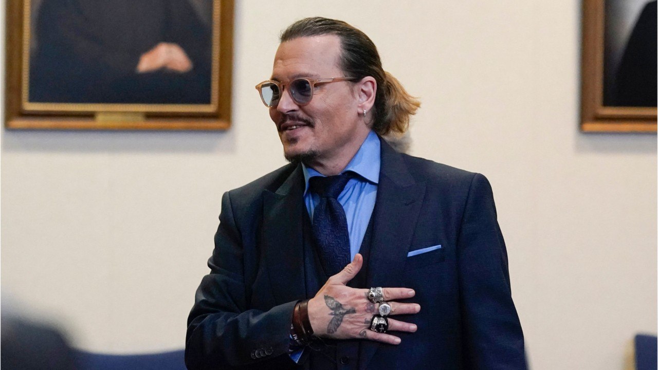VOICI : Johnny Depp pris en photo la main sur le ventre d'une jeune femme enceinte, la Toile s'enflamme