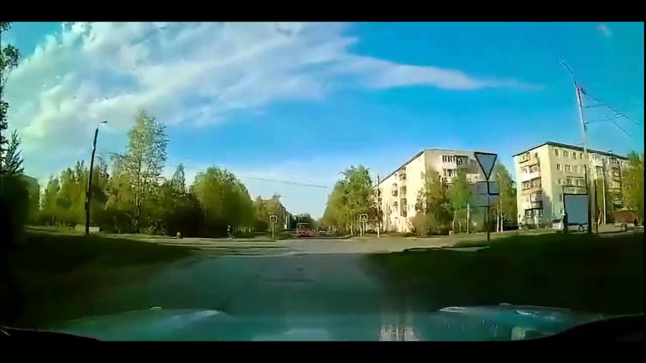 Ce motard atterrit sur ses pieds... chanceux