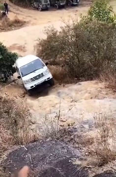 Ce van peut grimper ce qu'il veut... en mode sauvage