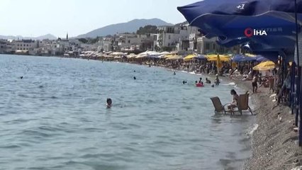 Bodrum sahillerinde yoğunluk... Sıcak havayı gören, soluğu denizde aldı