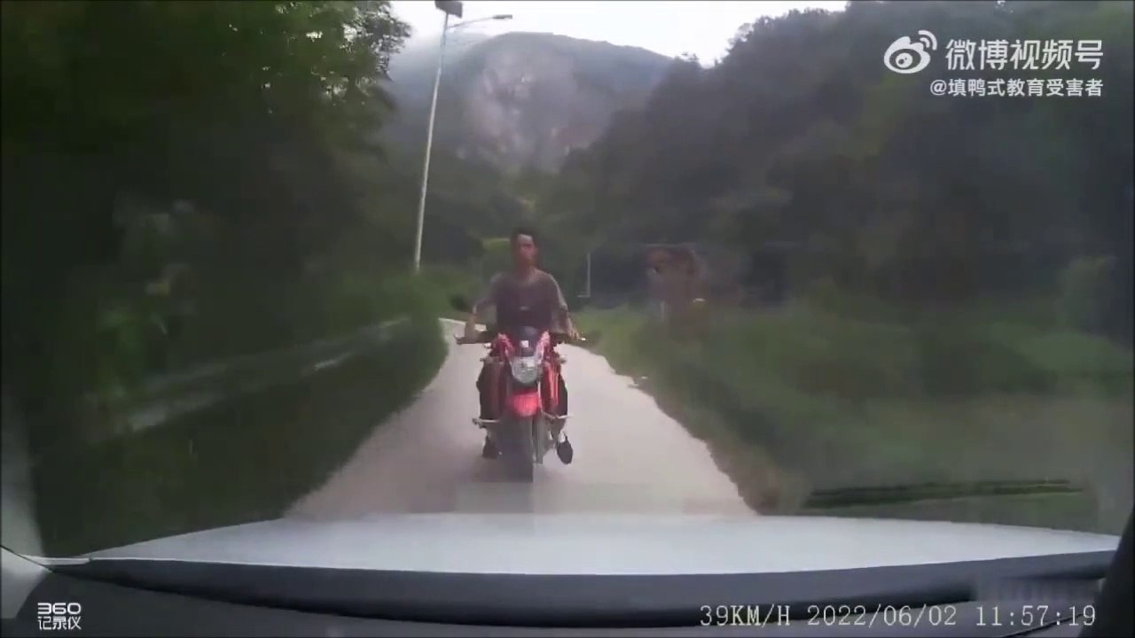 Scooter contre voiture... Le scooter perd à coup sur