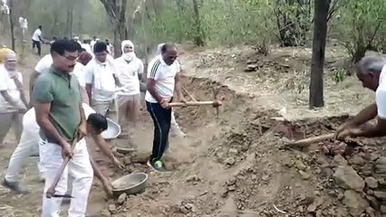 पुलिस जवानों ने एनिकट में किया श्रमदान, एसपी ने की शुरुआत