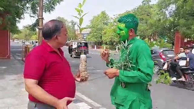 पौधे वितरित कर दिया पर्यावरण संरक्षण का मैसेज