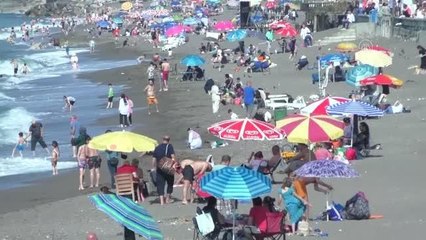 Akçakoca'da sıcaktan bunalanlar denize girerek serinledi