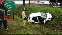 HB20 bate contra barranco na PRc-467 e mulher precisa ser socorrida pelo Corpo de Bombeiros