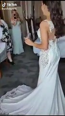 Mujer celebra su boda con una figura de cartón porque su esposo no se presentó