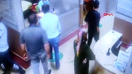 O anlar kamerada! Röntgen bahanesiyle doktoru darbetti