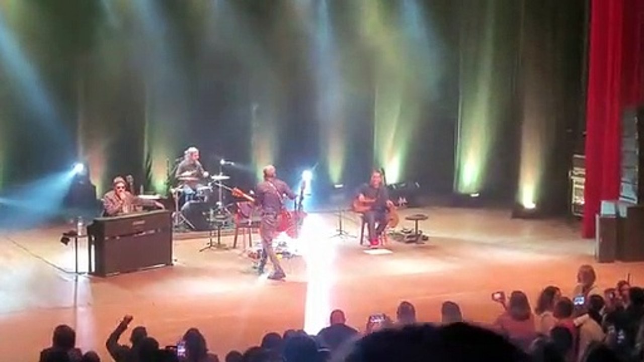 Titãs passam por SC em show cheio de recados