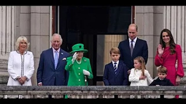 Queen Elizabeth Makes Surprise Appearance on Palace Balcony During Platinum Jubilee Finale
