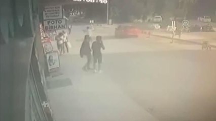 Bir iş yerine tüfekle ateş edilme anı güvenlik kamerasına yansıdı