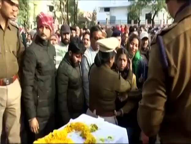 പുല്‍വാമയിലെ ഭീകരാക്രമണത്തില്‍ കൊല്ലപ്പെട്ട സൈനികന് മകളുടെ സല്യൂട്ട്