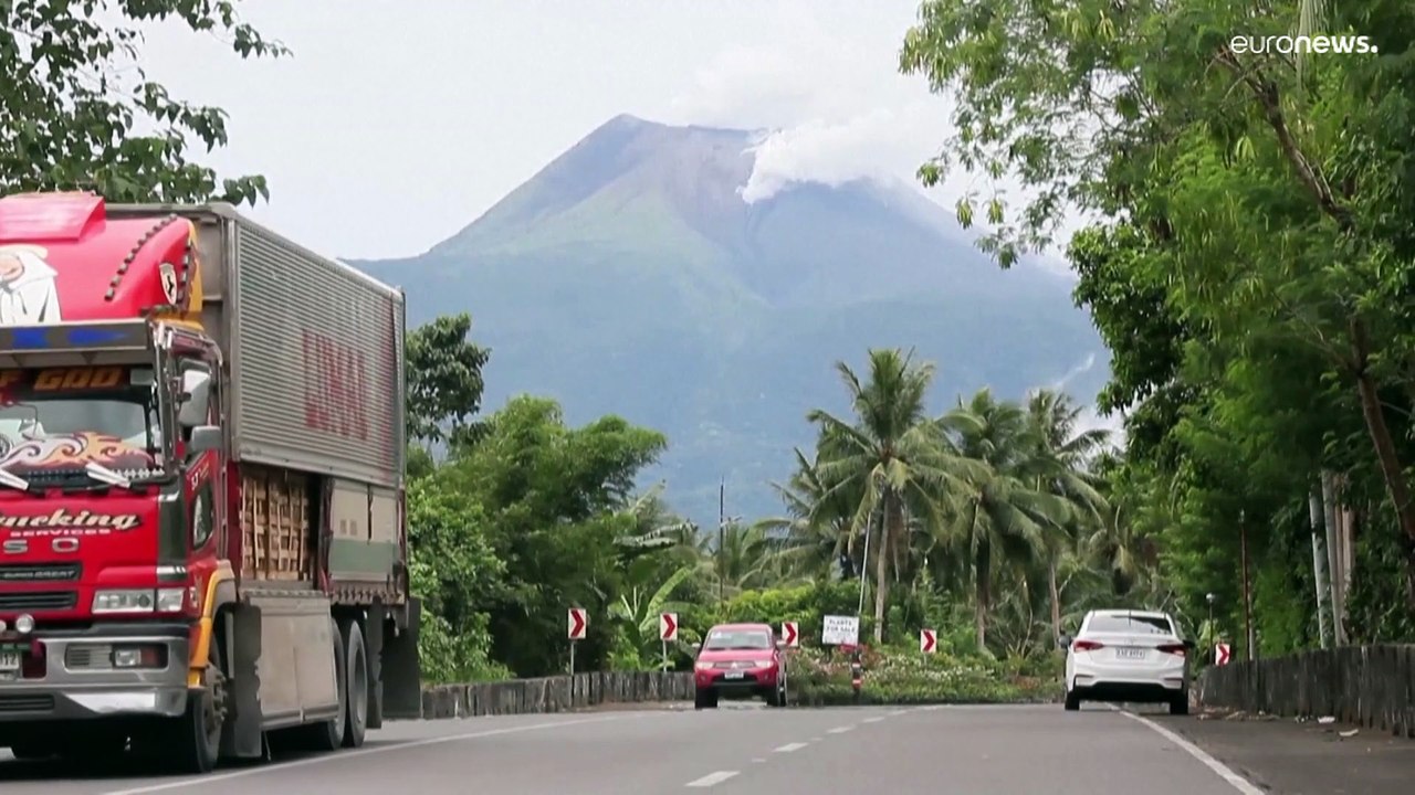 الرماد يغطي بلدات في شرق الفليبين مع ثوران بركان بولوسان