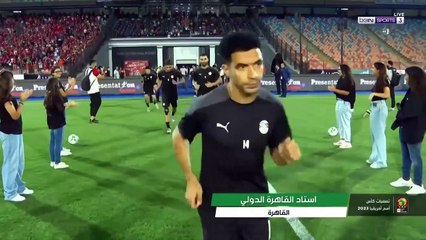 محمد صلاح يتسلم درعا فى مباراة مصر وغينيا.