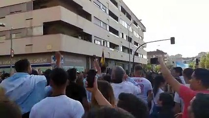 Cientos de aficionados argentinos festejan en las calles de Pamplona