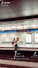 Un hombre se lanza a las vías del metro para recoger unas cervezas